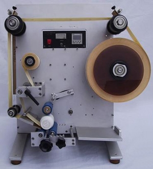 HTT-CE型半自動圓瓶貼標機
